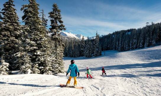 Ferie zimowe na obozie narciarskim – co warto wiedzieć przed wyjazdem?