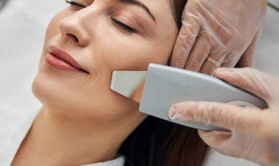 Jak oczyszczanie wodorowe wpływa na wyrównanie kolorytu cery z przebarwieniami?