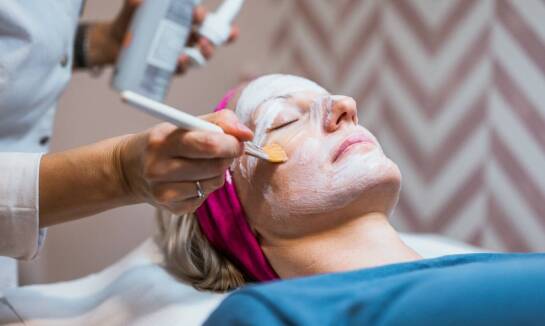 Peelingi chemiczne w salonie kosmetycznym – jakie mają właściwości?