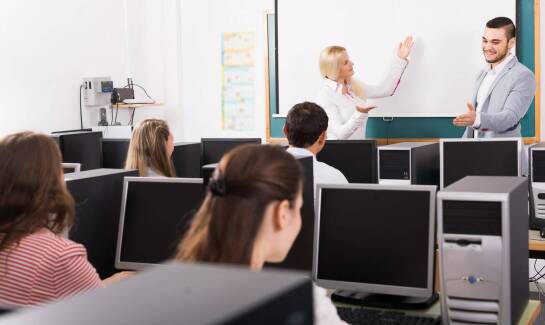 Ekrany projekcyjne w edukacji – wybór odpowiedniego modelu