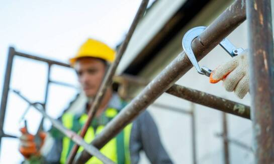 Montaż rusztowań w Suwałkach – jak zapewnić terminowość realizacji?