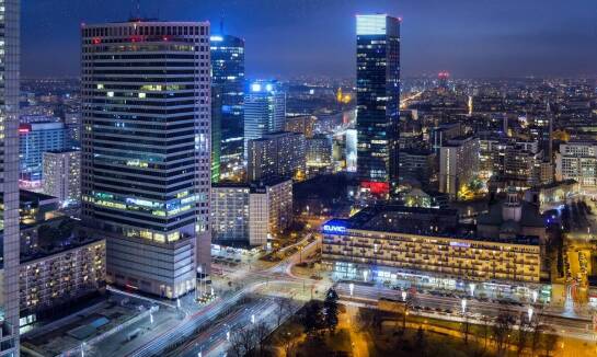 Neony Warszawa: Kreatywne wykorzystanie świetlnych dekoracji w przestrzeniach publicznych