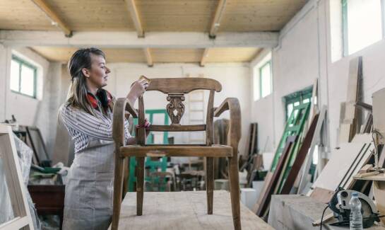 Jakie techniki malowania można zastosować przy odnawianiu starych mebli?