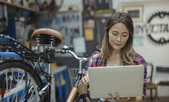 Jak dopasować spodenki rowerowe damskie z wkładką do indywidualnych potrzeb?