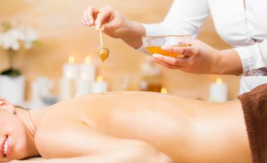 Czym różni się masaż miodowy od klasycznego antycellulitowego?