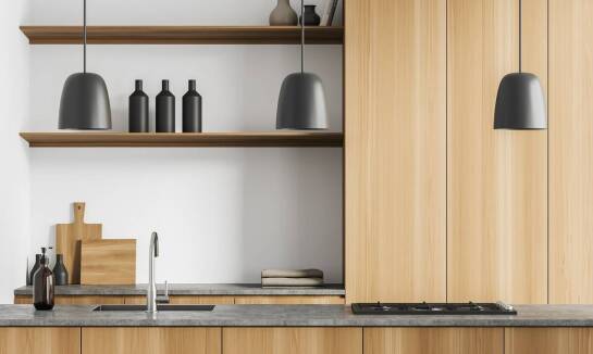 Jakie są kluczowe różnice między drewnianymi a metalowymi półkami ściennymi na książki?