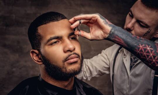 Dlaczego warto wybrać strzyżenie brzytwą w salonie fryzjerskim?