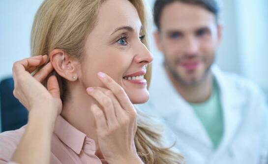 Odstające uszy: jak medycyna estetyczna może pomóc w ich korekcji?