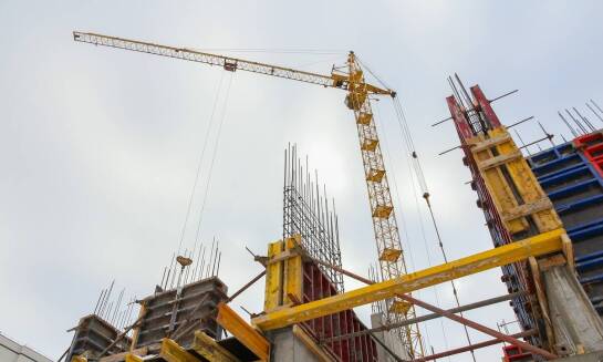 Jak wynajem dźwigu z operatorem w Warszawie może usprawnić prace montażowe?