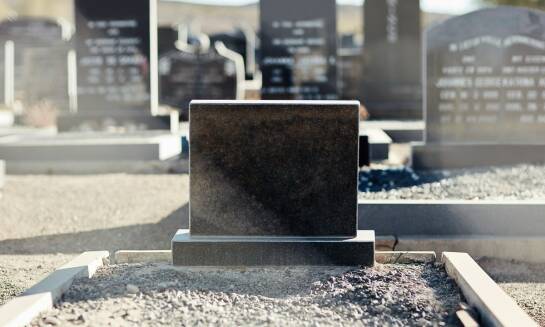 Wpływ koloru na wygląd krzyży nagrobnych stojących – złoty, czarny czy matowy?