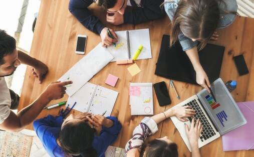 Rola elastyczności w studiach i stopniach online bez zjazdów - jak wpływa na edukację?