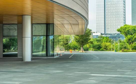 Jakie są możliwości zastosowania granitu w przestrzeniach publicznych?