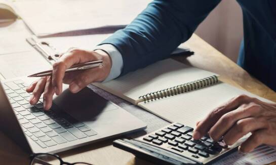 Prowadzenie ksiąg handlowych przez biuro rachunkowe - korzyści dla przedsiębiorców