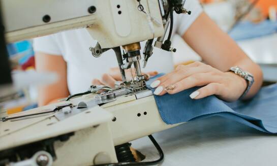 Nowoczesne technologie w produkcji plandek do łodzi