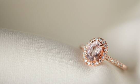 Wpływ jakości tanzanitu na cenę pierścionka zaręczynowego