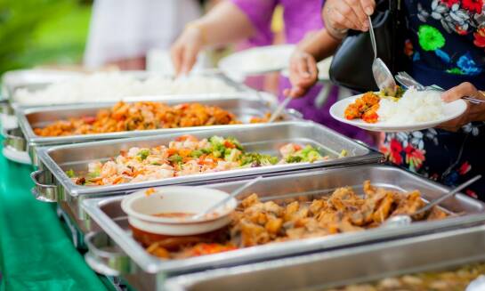 Jakie opcje menu oferujemy na wesela plenerowe z międzynarodowym akcentem?