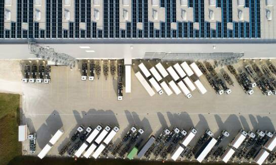 Przewóz samochodów: jakie są kluczowe aspekty logistyczne?