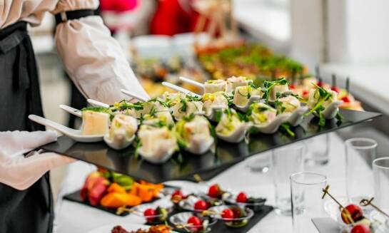 Catering na imprezy firmowe: Jakie potrawy wybrać, by zadowolić wszystkich gości?