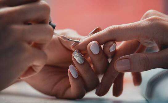 Dlaczego warto skorzystać z usług profesjonalnego stylisty paznokci?