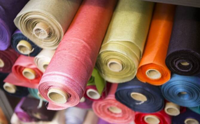 Co wyróżnia sklep z materiałami w zakresie tkanin garniturowych?