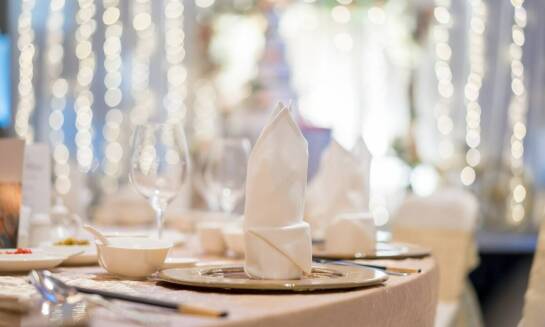 Wynajem sali na komunie – jakie udogodnienia oferują profesjonalne obiekty?