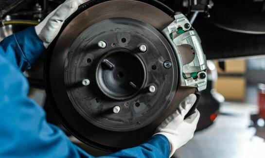 Naprawy układów hamulcowych: co obejmuje kompleksowy serwis?