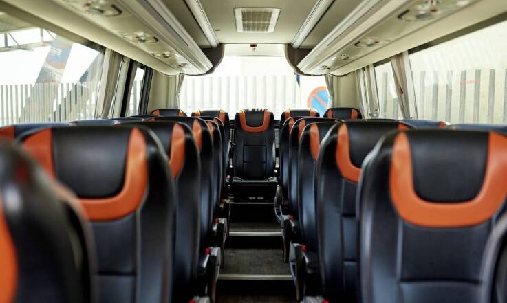 Jakie udogodnienia oferują nowoczesne autokary dla osób niepełnosprawnych?