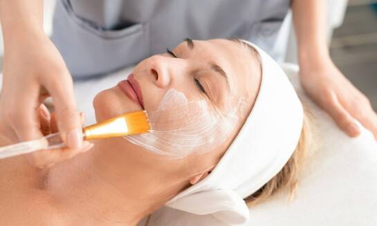 Jak przygotować skórę do zabiegu peelingu medycznego?