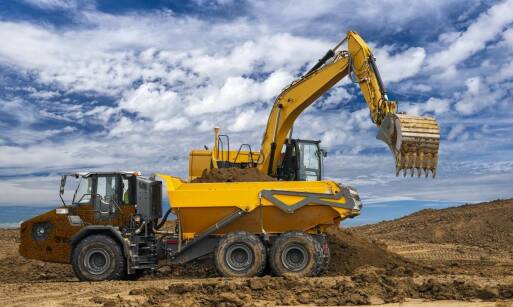 Korzyści z wynajmu koparki przy drenażu terenu – co warto wiedzieć?