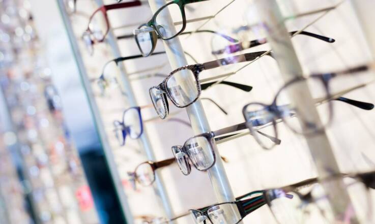 Jakie czynniki wpływają na wybór odpowiednich szkieł korekcyjnych?