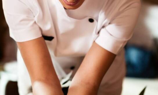 Korzyści z masażu ciepłym olejkiem dla zmęczonego ciała