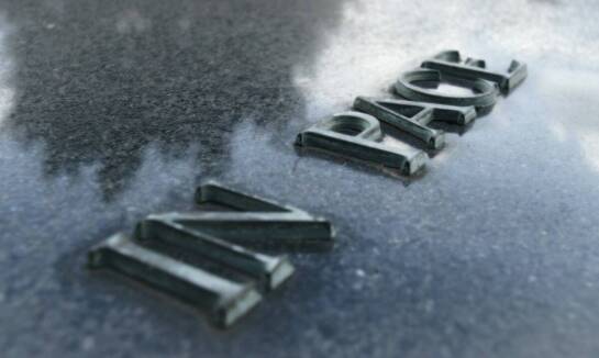 Jakie trendy dominują w liternictwie na nowoczesnych nagrobkach?