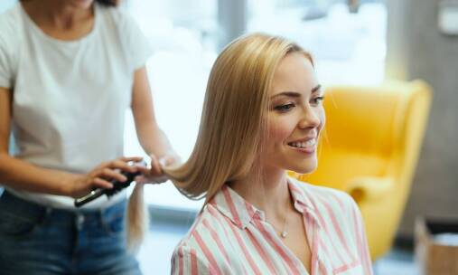 Jak fryzjerzy dbają o kondycję włosów podczas przedłużania?