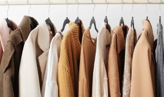 Jak płaszcz wełniany damski z kapturem może uzupełnić Twoją garderobę?