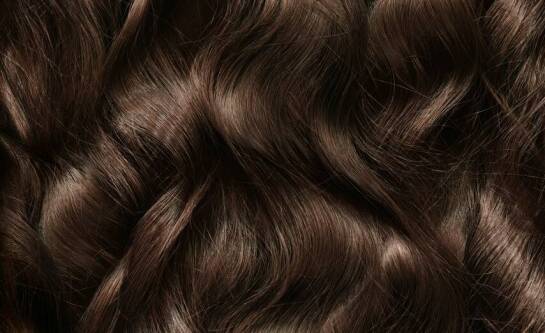 Stylizacja na mokro: dlaczego jest idealna dla kręconych włosów?