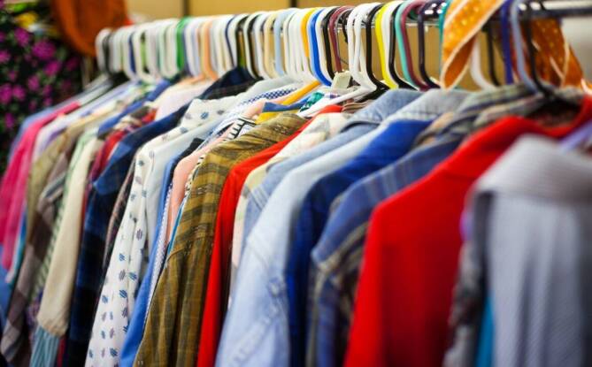 Jak odzież używana niesegregowana przyciąga klientów do second handów?