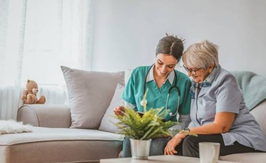 Pielęgnacja ran przez mobilną pielęgniarkę w warunkach domowych