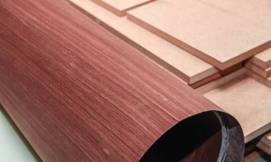 Jak dobrać odpowiednie obrzeża meblowe do różnych materiałów?