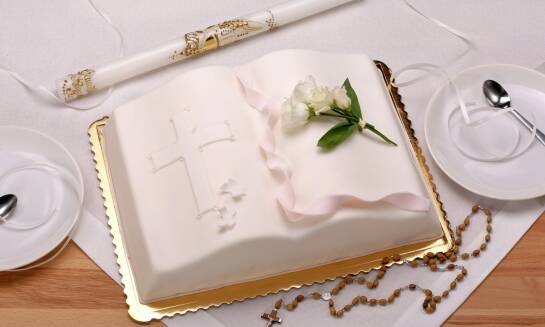 Personalizacja tortów na komunie – wybór koloru kremu i wzoru dekoracji