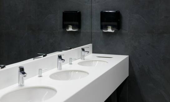 Pojemniki na papier toaletowy jumbo – jak wpływają na higienę w łazience?