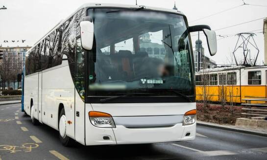 Wynajem autokarów na eventy firmowe – jak zapewniamy profesjonalny transport?