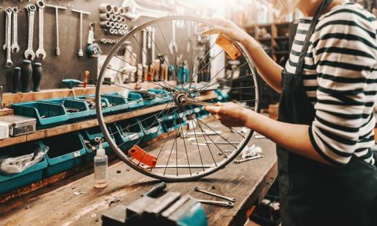 Jakie nowości prezentują sklepy rowerowe w zakresie części zamiennych?