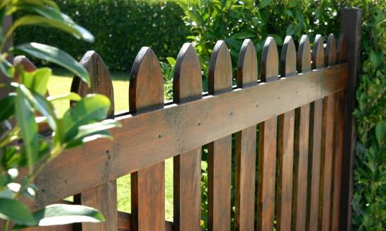 Jak dobrać skrzynkę na listy do stylu ogrodzenia i bramy?