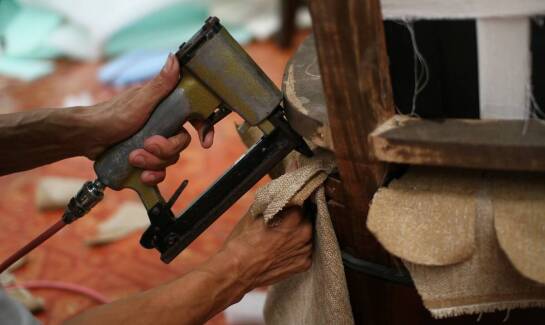 Jak prawidłowo zamontować nóżki meblowe?