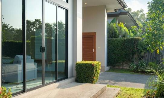 Drzwi zewnętrzne a izolacja akustyczna – na co zwrócić uwagę przy wyborze?