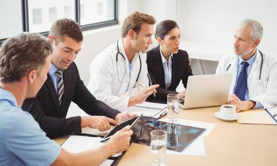 Jak edukacja medyczna wpływa na politykę bezpieczeństwa w zakładach pracy?