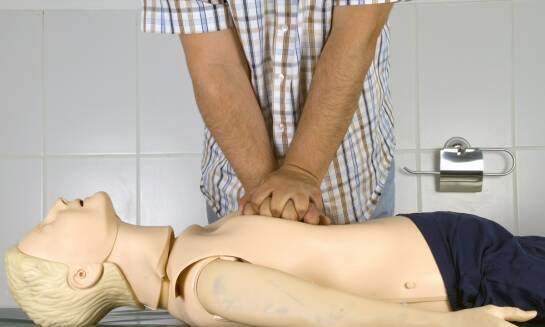 Jak wykorzystanie fantomów wpływa na skuteczność nauki obsługi urządzenia AED?