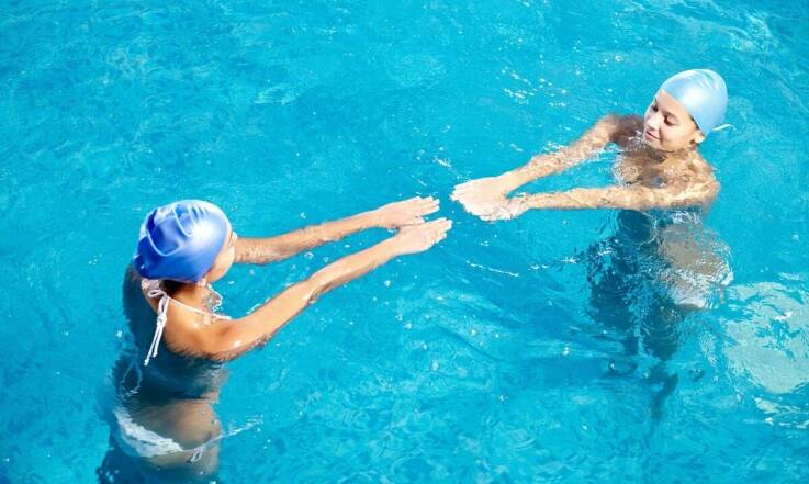 Jak małe grupy podczas treningów pływackich w Gdańsku wpływają na postępy u dzieci?