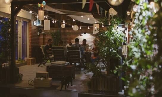 Wykorzystanie przestrzeni na ognisko do budowania relacji podczas integracyjnych imprez.