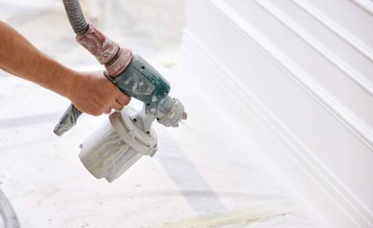 Efektywność malarskich agregatów przy natryskowym malowaniu wnętrz